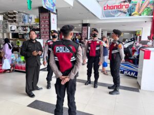 Petugas Kepolisian Disiagakan Di Sejumlah Pusat Perbelanjaan & Pasar Tradisional Di Pringsewu