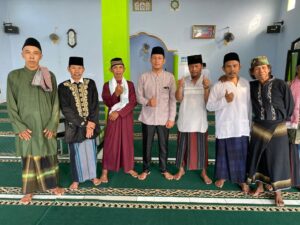 Anggota Komisi II DPRD Lampung Selatan, Farizal Purba SE laksanakan sholat Id di masjid Al-Iklas D Desa Tanjungan