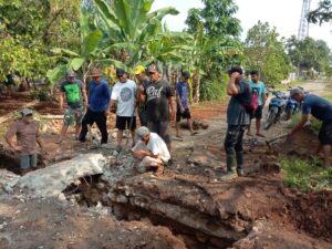 Warga Pekon Banyu Urip Melaksanakan Kegiatan Bergotong Royong Memperbaiki Gorong-gorong Yang Rusak