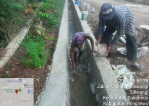 Masyarakat Antusias Pembangunan Drainase PU di Pekon Siliwangi