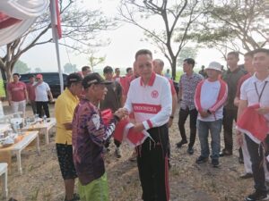 Penjabat Bupati Pringsewu Bagikan Bendera Merah Putih Kepada Warga