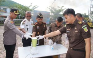 Wakapolres Pringsewu Hadiri Pemusnahan Barang Bukti Di Kantor Kejaksaan Negeri Pringsewu
