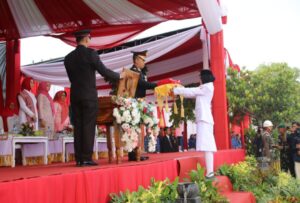 Kapolres Pringsewu Pimpin Upacara Penurunan Bendera Peringatan HUT Kemerdekaan RI ke-78