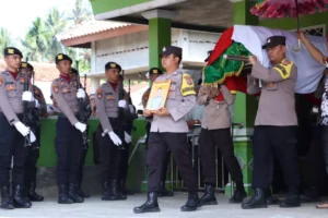 Tembakan Salvo Iringi Pemakaman Almarhum Bripka Saparuddin
