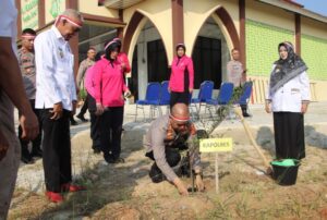 Peduli Penghijauan, Polres Pringsewu Tanam Ribuan Pohon