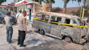 Hendak Isi BBM, Mobil Angkot terbakar di SPBU Pringsewu