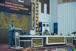 Penjabat Bupati Pringsewu Sampaikan Ranperda Perubahan APBD 2023