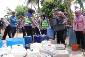 Polres Pringsewu Menyalurkan Bantuan Air Bersih kepada Warga yang Terdampak Musim Kemarau