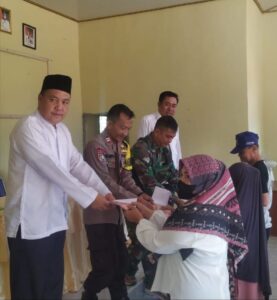Hasani Kepala Kampung Bandar Dalam Bagikan BLT DD tiahap Ke Tiga Di Hadiri Camat Negeri aguing Hepi Haryanto SE.