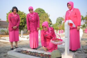 Bhayangkari Polda Lampung Laksanakan Ziarah Dan Tabur Bunga Jelang HUT HKGB