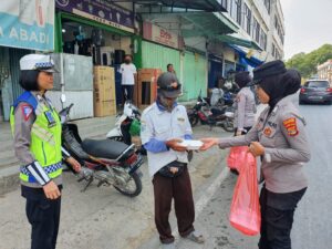 Polwan Polres Pringsewu Berpatroli Sambil Bagi Makanan