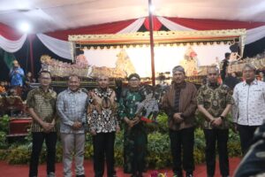 Kapolres Pringsewu Hadiri Pertunjukan Wayang Kulit HUT TNI