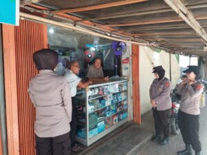 Sambil Berbagi, Polwan Polres Pringsewu Sosialisasikan Pemilu Damai