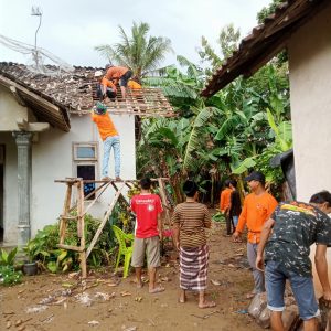Destana Kresnomulyo Gerak Cepat tangani Rumah Tertimpa Pohon Milik Mbah Painah