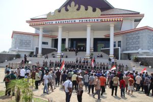 Polres Pringsewu Amankan Aksi Unjuk Rasa Aliansi Petani Terkait Krisis Pasokan Air