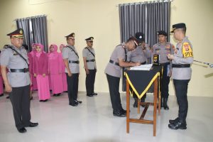 Kapolres Pringsewu Pimpin Upacara Serah Terima Jabatan Kabag Ops dan Kapolsek Sukoharjo