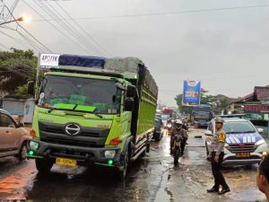 Lalulintas Tersendat AKibat Jalan tergenang, Satlantas Polres Pringsewu Urai kemacetan