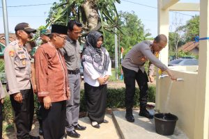 Rawan Krisis Air Bersih, Warga Desa Waringinsari Barat Dapat Bantuan Sumur Bor dari Polres Pringsewu