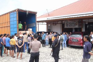 Polres Pringsewu Amankan Kedatangan Logistik Surat Suara dan Alat Bantu Tuna Netra