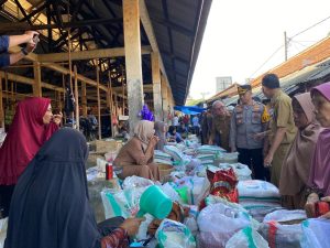 Jelang Pemilu 2024, Kapolres Pringsewu dan Forkopimda Lakukan Monitoring Stok dan Harga Bahan Pokok di Pasar Sukoharjo