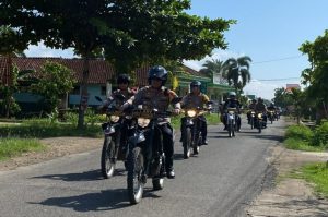 Kapolres Pringsewu Patroli Cek Lokasi TPS dan Salurkan Bansos Untuk Warga Tidak Mampu