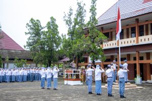 Pejabat Polres Pringsewu Jadi Pembina Upacara di Sekolah, Berikan Motivasi dan Ajak Pelajar Jauhi Kenakalan Remaja