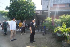 Pj.Bupati Pringsewu Tinjau Gotongroyong Masyarakat Mataram Dalam Mengantisipasi Penyebaran DBD