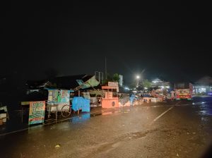 Tarup Pasar Takjil Ramadhan di Pekon Klaten Porak Poranda Akibat Hujan Deras