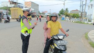 Hari Kedua Operasi Keselamatan, Polres Pringsewu Fokus Sosialisasi Keselamatan Berlalu Lintas Kepada Para Pengendara
