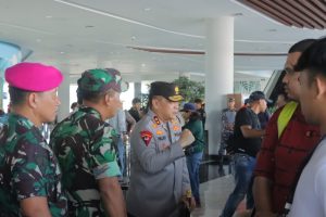 Pastikan Kondisi Pelabuhan Bakauheni Aman, TNI-Polri Sapa Pemudik