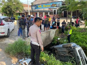 Microsleep, Mobil Expander Tabrak Suzuki Karimun Hingga Masuk Parit