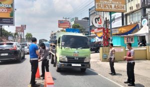 Cegah Kemacetan Selama Idhul Fitri, Polres Pringsewu Pasang Pembatas Jalan