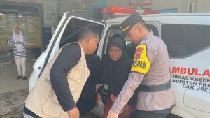 Aparat Kepolisian Selamatkan Wanita Pingsan di Emperan Toko