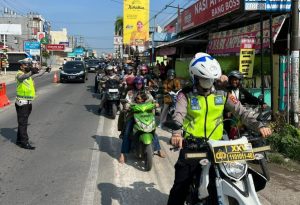 Polres Pringsewu Berikan Pengawalan bagi Pemudik Arus Balik Idul Fitri