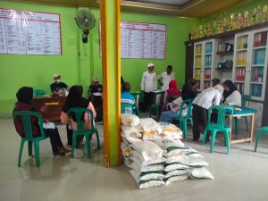Bantuan Beras: Sentuhan Peduli Pemerintah untuk Warga Kurang Mampu di Pekon Tunggul Pawenang