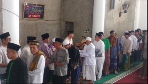 Adi Erlansyah Melaksanakan Sholat Jumat Bersama di Masjid Nurul Iman dan Berikan Bantuan Mimbar