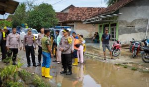 Pantau daerah Terdampak Banjir, Wakapolres Pringsewu : Banjir Mulai Surut