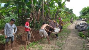 Bhabinkamtibmas Polsek Gadingrejo Bersama Warga Bangun Akses Jalan di Desa Wonodadi