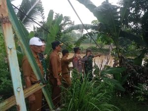 Polsek Gadingrejo dan Aparatur Terkait Tinjau Kerusakan Infrastruktur Akibat Banjir