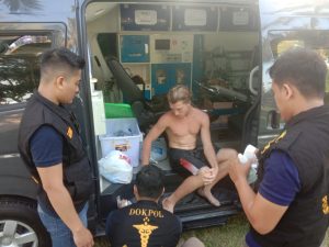 Atlet Surfing WSL Krui Pro Terluka Sabetan Sirip Ikan, Dokkes Polda Lampung Sigap Beri Pengobatan