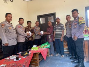 Dukung kemajuan Olahraga, Sat Binmas Polres Pringsewu Berikan Bantuan Peralatan Olahraga Untuk Masyarakat