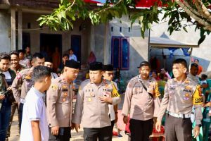 Kunjungi Rumah Siswi SMK yang Ditemukan Tewas, Polisi Beri Tali Asih