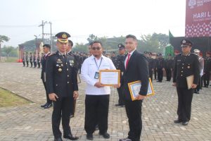 Upacara Hari Lahir Pancasila 2024: Kapolres Pringsewu Beri Penghargaan pada 32 Personel Berprestasi