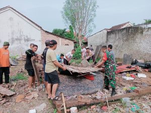 Rumah Tua di Pringsewu Roboh, Polisi dan Warga Kompak Bersihkan Puing
