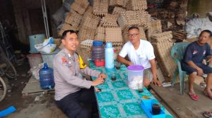 Bhabinkamtibmas Polres Pringsewu Aktif Sambang ke Masyarakat Guna Menyerap Informasi dan Menyampaikan Pesan Kamtibmas