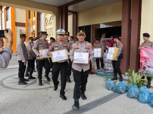 Sambut HUT Bhayangkara ke-78, Polres Pringsewu Salurkan Bantuan Ratusan paket Sembako