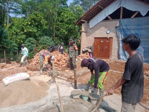 Satgas TMMD Bantu Program Bedah Rumah di Pekon Fajar Mulia