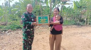 Dansatgas TMMD ke 121 Kodim 0424/Tanggamus Berikan Paket Sembako Anak – Anak Fajar Mulya
