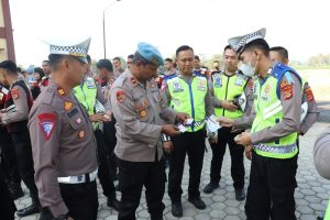 Dukung Operasi Patuh : Propam Polres Pringsewu Periksa Data Diri dan Kendaraan Personel