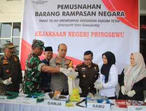 Kapolres Hadiri Pemusnahan Barang Bukti di Kejaksaan Negeri Pringsewu